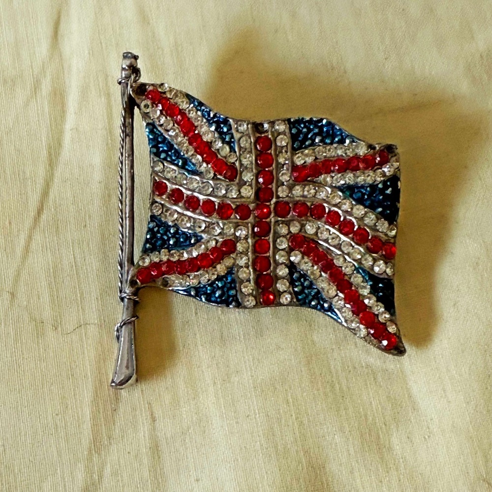 BROOCH, VINTAGE, OLD BRITISH FLAG, BLUE/WHITE/RED, SILVER TONE METAL, PIN BACK,